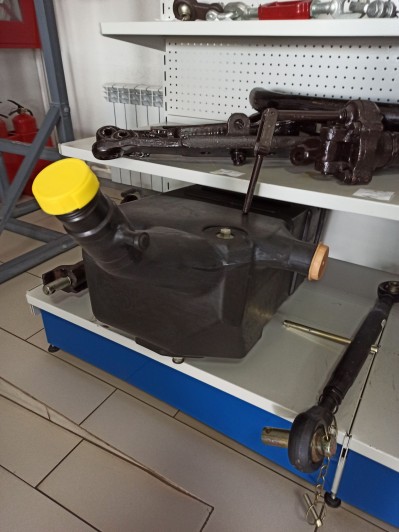 Бак топливный левый с горловиной  (пласт.)